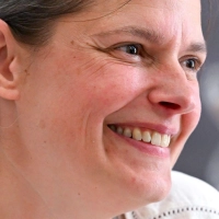 Agnes Becker wirbt für das Volksbegehren zur Amtszeitbegrenzung. (Foto: Sven Hoppe/dpa)