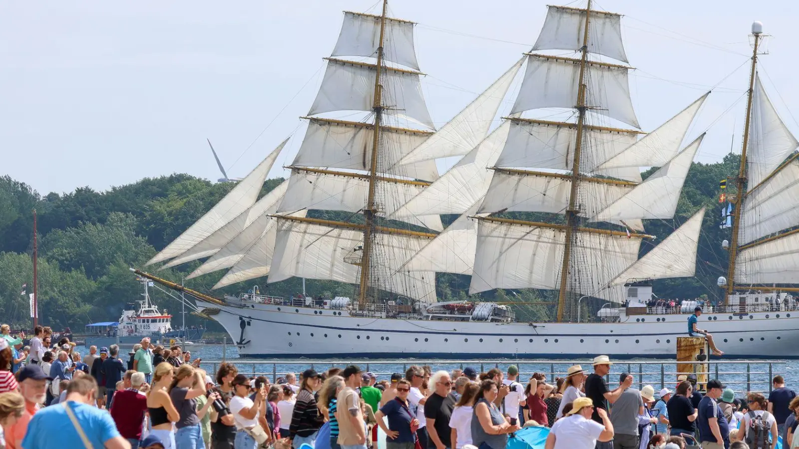 Rund 170.000 Menschen haben die Windjammerparade der Kieler Woche verfolgt. (Foto: Bodo Marks/dpa)