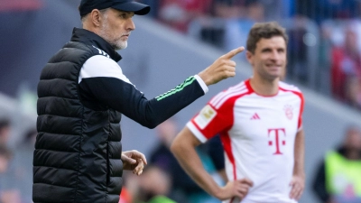 Trainer Thomas Tuchel von München und Thomas Müller stehen vor der Einwechslung zusammen. (Foto: Sven Hoppe/dpa)