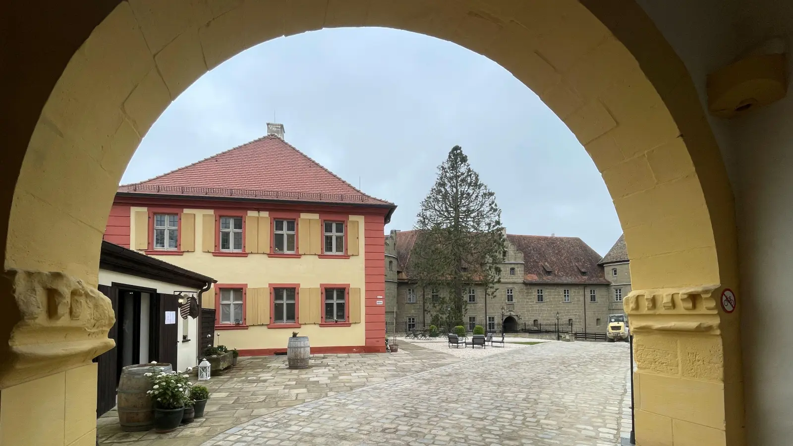 Für das Restaurant Amtshaus (Vordergrund) und Le Frankenberg im Schloss ist nun Sascha Bungeroth der Küchenchef. (Foto: Gerhard Krämer)