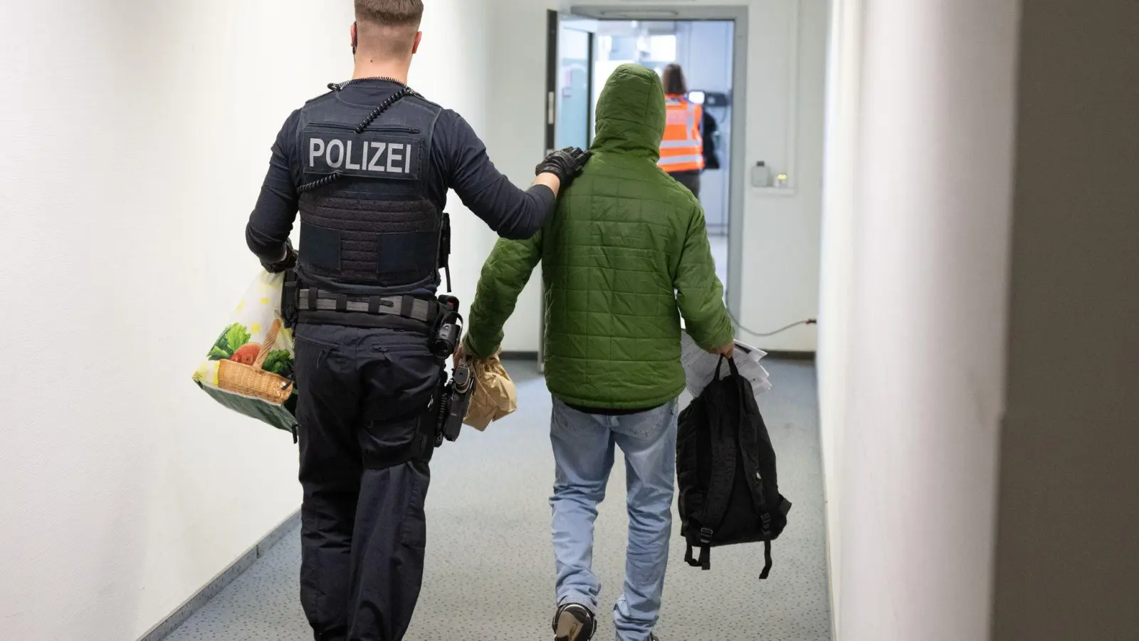 Vor allem die Grünen hatten sich bei den Verhandlungen über das sogenannte Rückführungsverbesserungsgesetz der Ampel-Koalition für den Anspruch auf einen Pflichtanwalt bei Abschiebehaft und Ausreisegewahrsam eingesetzt. (Archivfoto) (Foto: Boris Roessler/dpa)