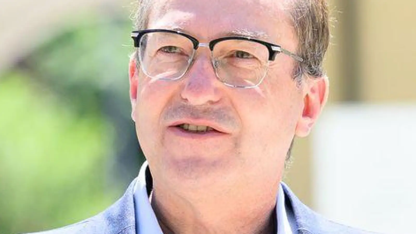 Auch beim Besuch des Kloster Ettals muss sich Bundesinnenminister Alexander Dobrindt (CSU) mit Fragen zur Abschiebepolitik des Bundes auseinandersetzen.  (Foto: Lukas Barth-Tuttas/dpa)