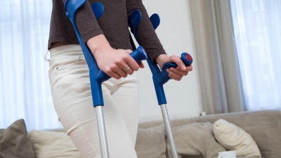 Unfall, OP, Reha: Wer längere Zeit im Job ausfällt, bekommt in der gesetzlichen Versicherung Krankengeld von der Krankenkasse. (Foto: Christin Klose/dpa-tmn)