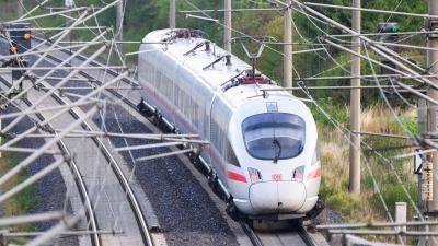 Sprinter-Verbindungen sind bei den Fahrgästen beliebt, weil sie unterwegs nicht so oft halten. Mitte Dezember startet eine neue Linie zwischen Hamburg und München. (Archivbild) (Foto: Julian Stratenschulte/dpa)