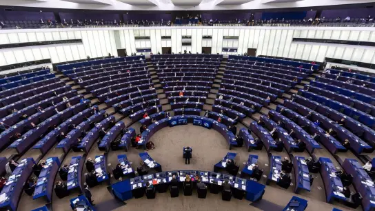 Der Plenarsaal des Europäischen Parlaments in Straßburg - hierher soll weiterhin aus Brüssel gependelt werden. (Foto: Philipp von Ditfurth/dpa)
