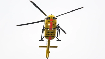 Mit einem Rettungshubschrauber wurde der 38-Jährige in die Klinik gebracht. (Symbolbild: Bernd Weißbrod/dpa)
