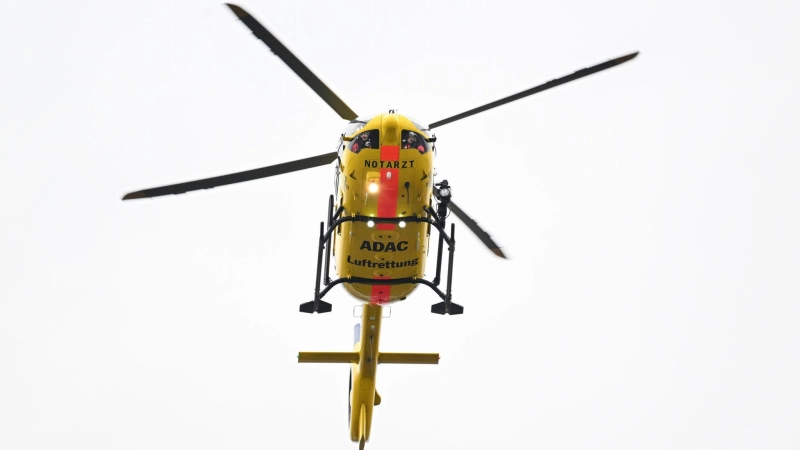 Mit einem Rettungshubschrauber wurde der 38-Jährige in die Klinik gebracht. (Symbolbild: Bernd Weißbrod/dpa)