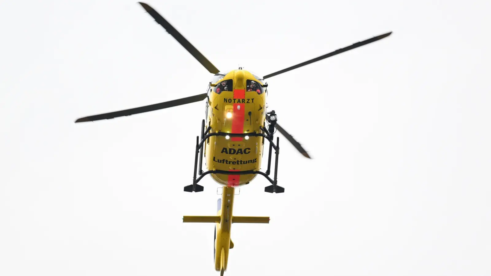 Mit einem Rettungshubschrauber wurde der 38-Jährige in die Klinik gebracht. (Symbolbild: Bernd Weißbrod/dpa)