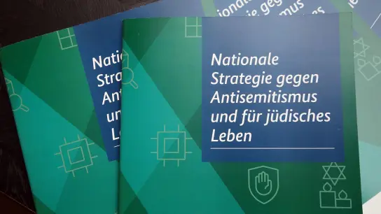 Das Papier &quot;Nationale Strategie gegen Antisemitismus und für jüdisches Leben&quot; wurde in Berlin auf Bundespressekonferenz vorgestellt. (Foto: Wolfgang Kumm/dpa)