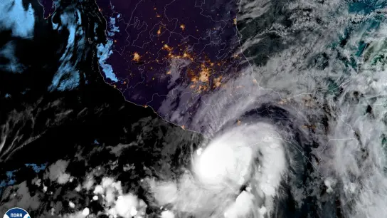 Dieses von der NOAA zur Verfügung gestellte Satellitenbild zeigt Hurrikan &quot;Agatha&quot; vor der Pazifikküste des mexikanischen Bundesstaates Oaxaca. Der erste Hurrikan der Saison ist mit ungewöhnlicher Stärke auf Land getroffen. (Foto: Uncredited/NOAA/AP/dpa)