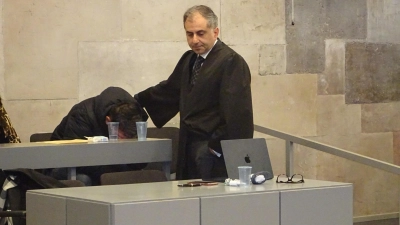 Vergitterte Fenster statt der erhofften Freiheit: Der Urteilsbegründung folgte der Angeklagte noch schluchzend und unter Tränen. Später tröstete ihn sein Verteidiger Shervin Ameri. (Foto: Florian Pöhlmann)