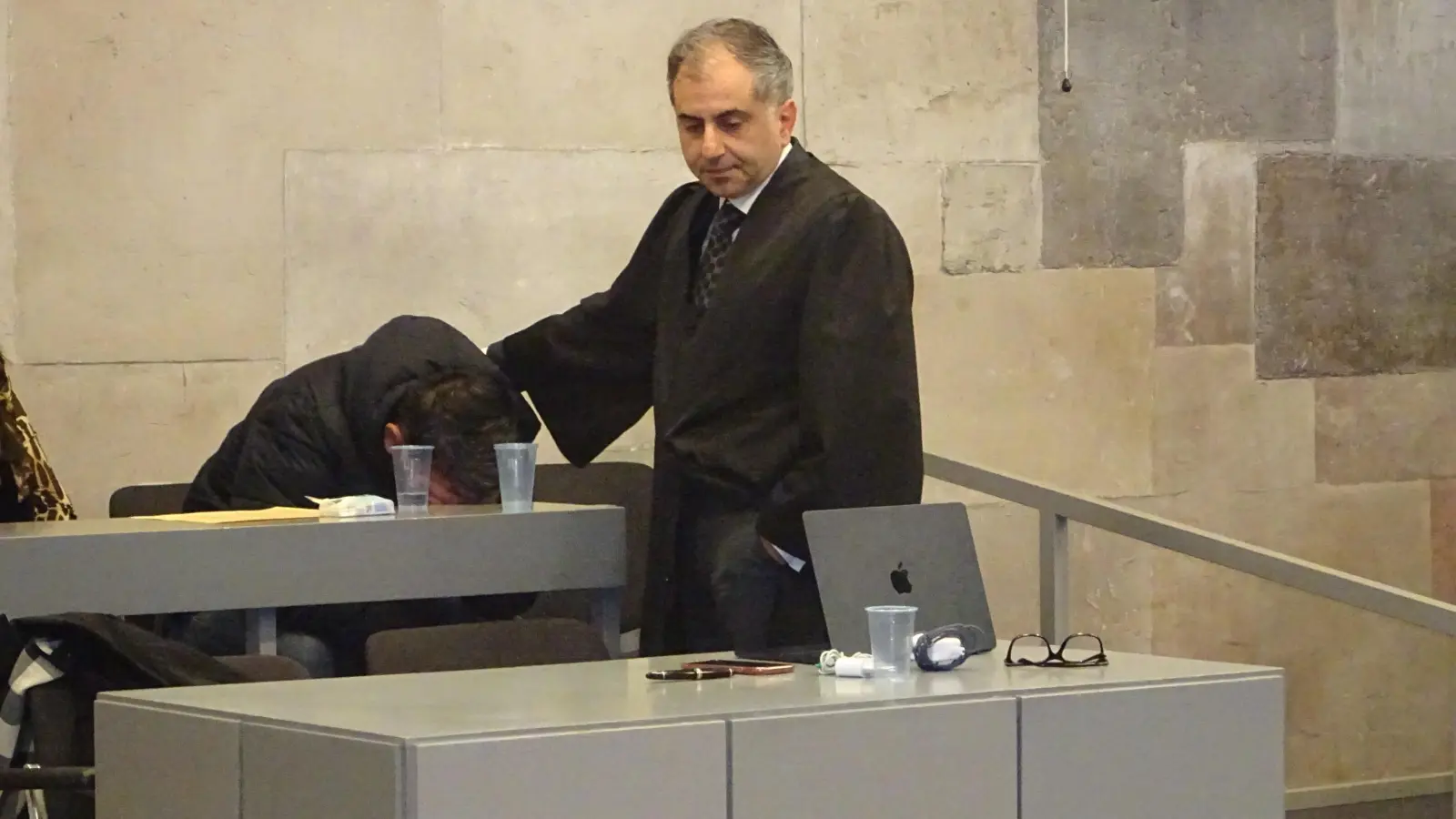 Vergitterte Fenster statt der erhofften Freiheit: Der Urteilsbegründung folgte der Angeklagte noch schluchzend und unter Tränen. Später tröstete ihn sein Verteidiger Shervin Ameri. (Foto: Florian Pöhlmann)