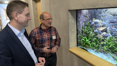 Landrat Dr. Jürgen Ludwig (links) ließ sich von Fachlehrer Wolfgang Scholz (rechts) über die Aquarien und Terrarien im Eingangsbereich des Beruflichen Schulzentrums Triesdorf informieren.  (Foto: Thomas Schaller)