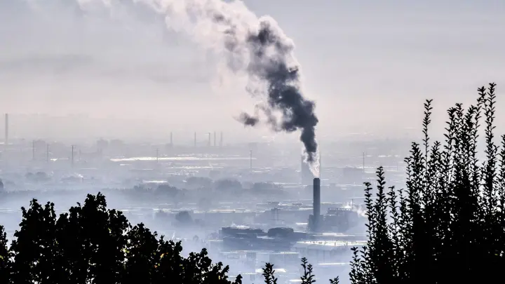Rauch steigt aus einer Fabrik im Südosten Frankreichs. Die Europäische Union will bis 2050 eine weitgehend schadstofffreie Umwelt schaffen. (Foto: Philippe Desmazes/AFP/dpa)