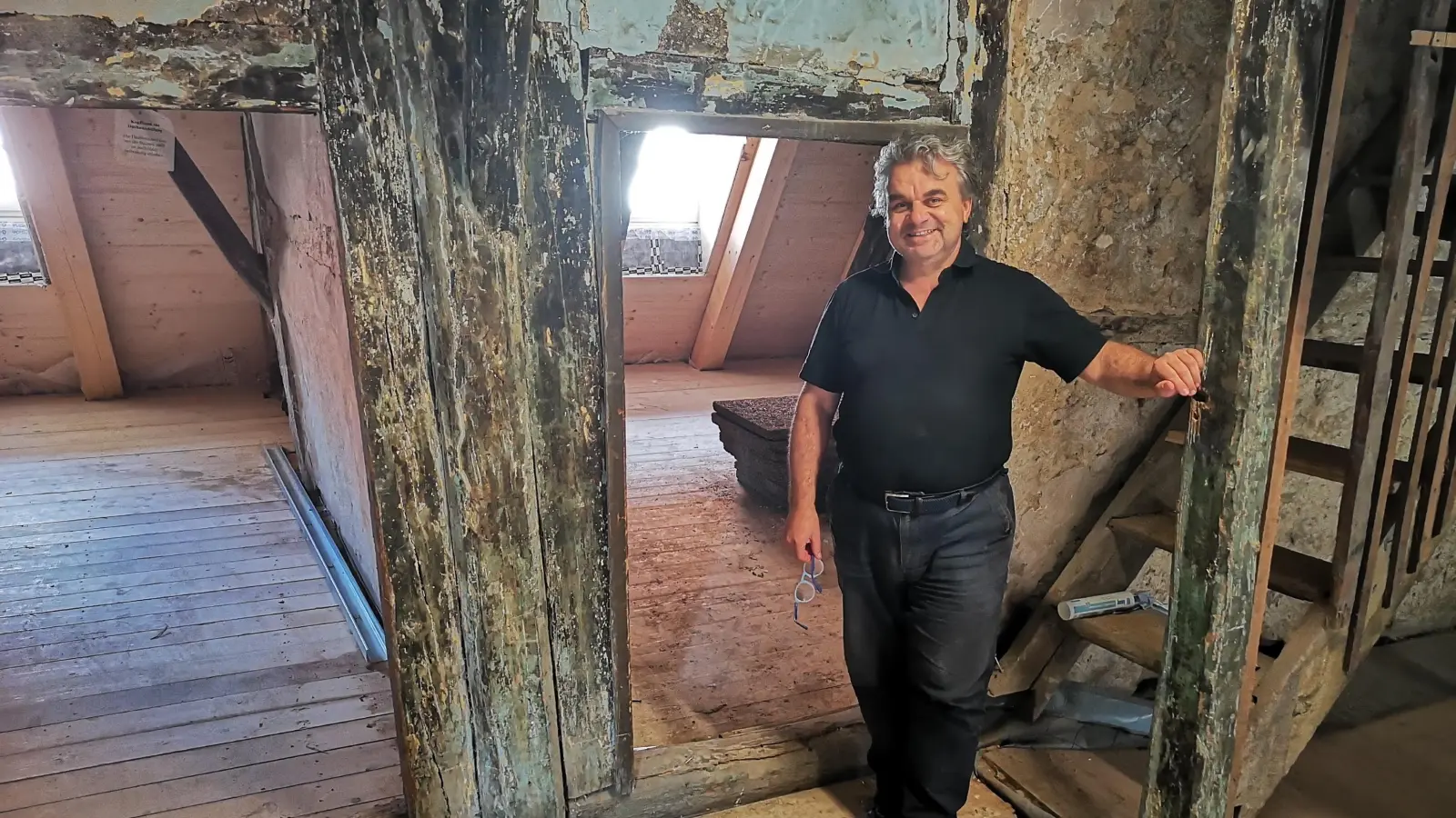 Im Dachgeschoss des Anwesens Nummer 12 sind die Durchgänge relativ niedrig, was auch so bleibt. Laut Planer Andreas Konopatzki würden sich die Räume dort entsprechend gut als Kinderzimmer eignen. (Foto: Jürgen Binder)