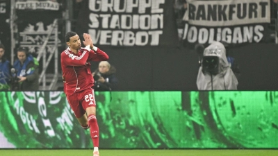 Kein großer Jubel: Der ehemalige Frankfurter Ekitiké nach dem 1:1 (Foto: Arne Dedert/dpa)