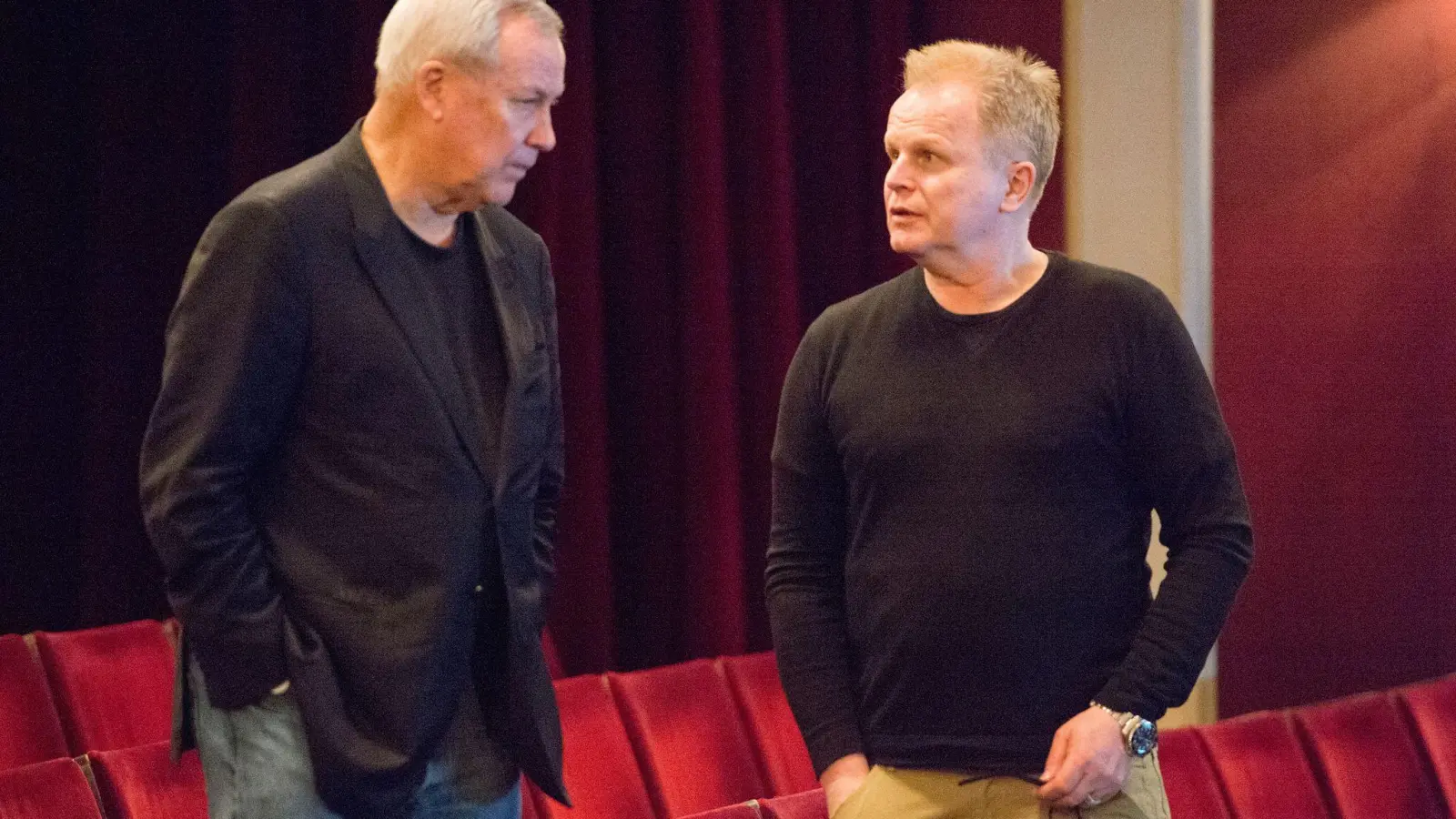 Der Musiker Herbert Grönemeyer (r) und der US-Regisseur Robert Wilson vor zehn Jahren am Berliner Ensemble im Theater am Schiffbauerdamm. (Archivfoto von 2015) (Foto: picture alliance / dpa)