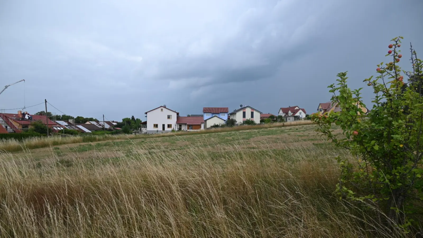 Hier, am westlichen Ortsrand, soll Jochsberg weiter wachsen. Der Stadtrat hat den Abschnitt B der Siedlung Sommerleite auf den Weg gebracht. (Foto: Wolfgang Grebenhof)