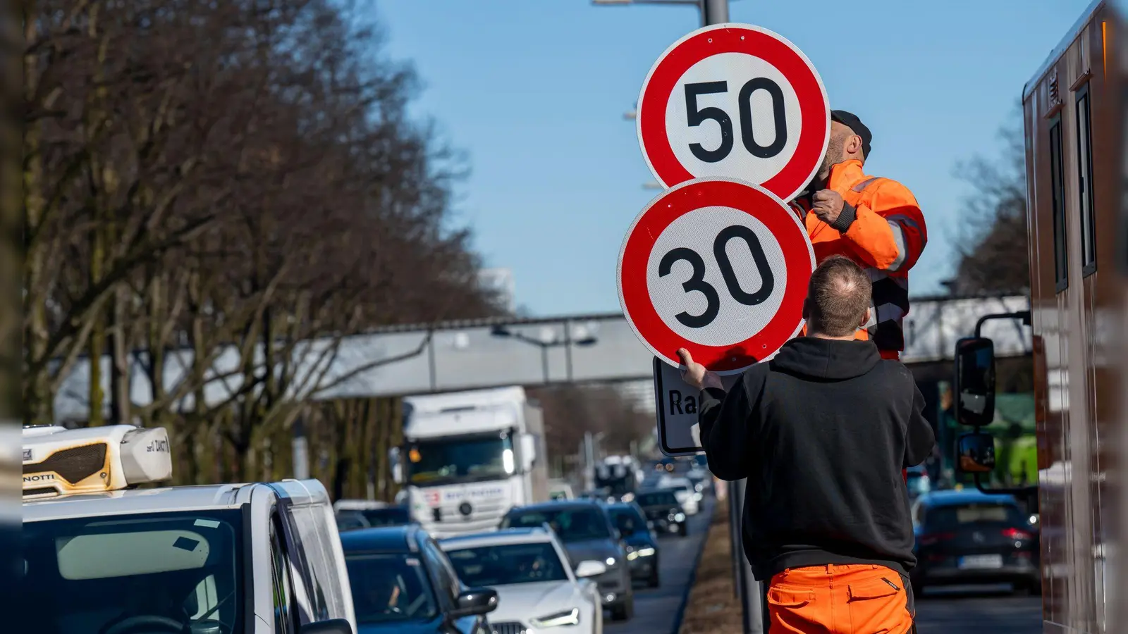 Ende Februar waren an der Landshuter Allee nach viel Hin und Her wieder Tempo-30-Schilder montiert worden. (Archivbild) (Foto: Peter Kneffel/dpa)