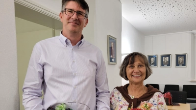 Bürgermeister Jürgen Meyer bedankte sich bei Ulrike Taukert mit einem Präsent für ihr Mitwirken im Gemeinderat. (Foto: Nina Daebel)