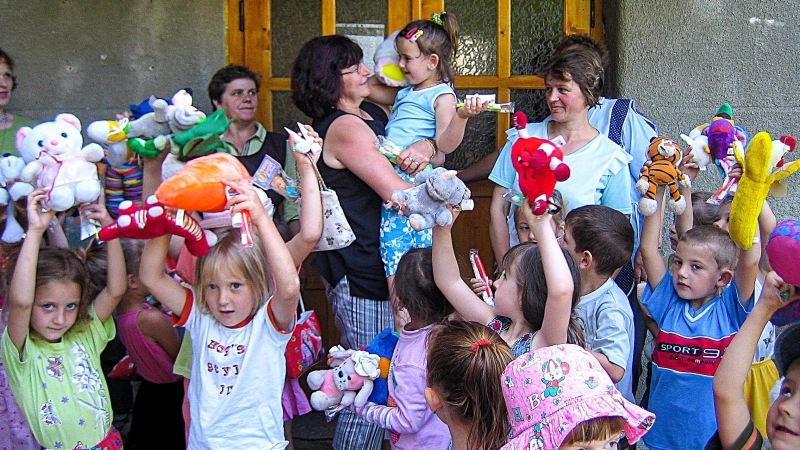 Bereits bei früheren Besuchen in der Ukraine brachte Hildegard Ströbel (Mitte) zahlreiche Spenden in Kinderheime.  (Foto: Friedrich Ströbel)