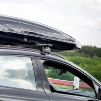 Dachbox nach dem Urlaub noch drauf? Wer sie im Alltag nicht braucht, sollte sie abmontieren – sonst verbraucht sie nur unnötig Sprit. (Foto: Zacharie Scheurer/dpa-tmn)