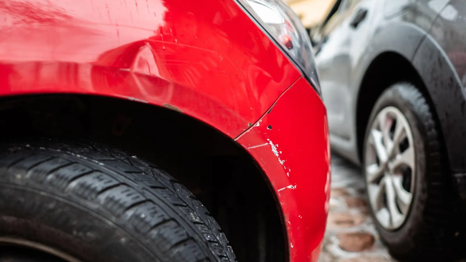 Das soll repariert werden: Aber was tun, wenn die gegnerische Versicherung nicht auf die Aufforderung zur Regulierung des Schadens reagiert? (Foto: Robert Michael/dpa)