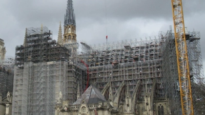 Ein Gerüst mit mehr als 90 Metern Höhe verdeckt die Sicht auf die Kathedrale. Zur Olympia-Eröffnung soll davon nicht mehr viel zu sehen sein. (Foto: Sabine Glaubitz/dpa)