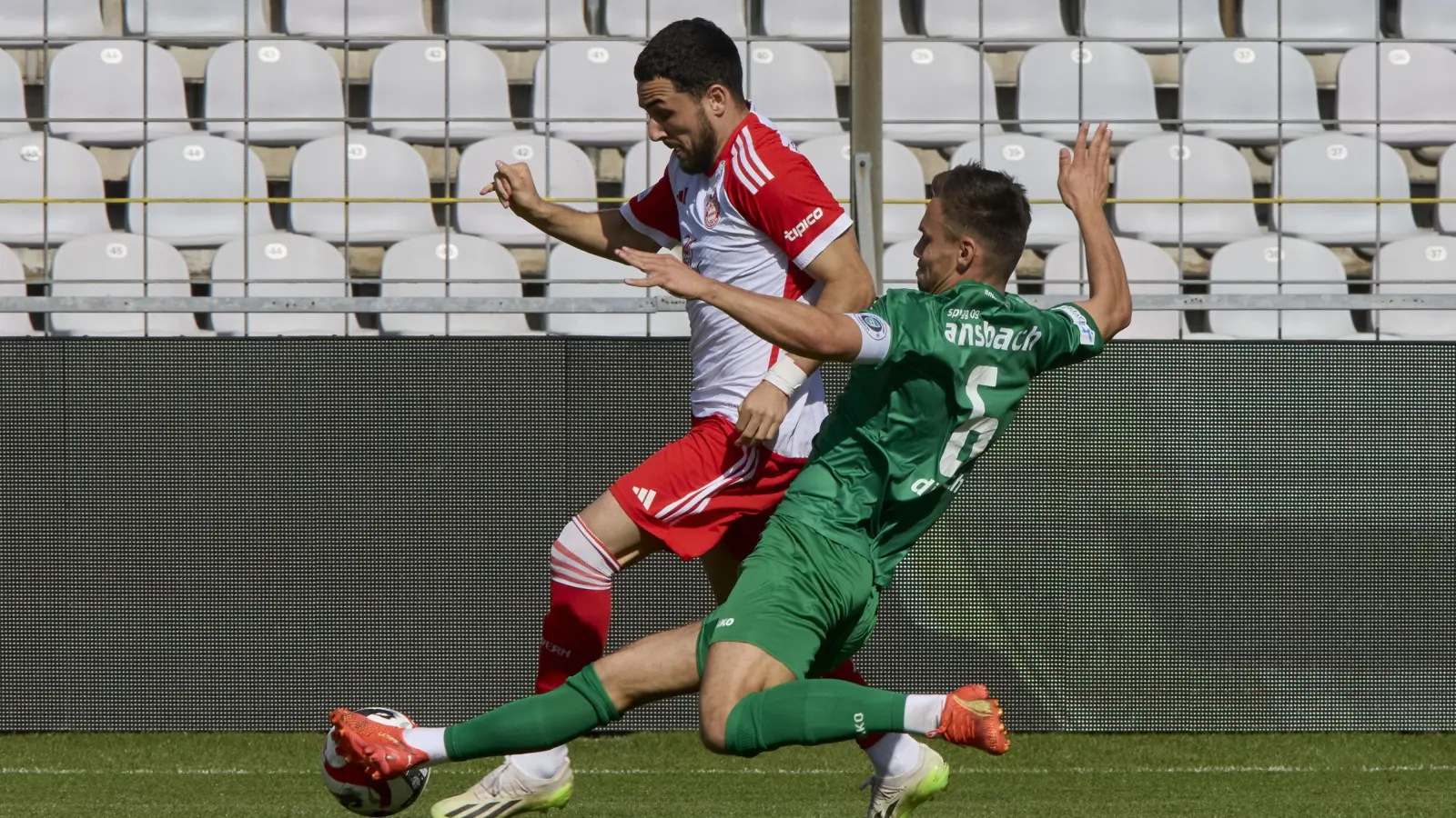 Schwer zu stoppen: Dion Berisha (links, hier mit dem Ansbacher Tobias Dietrich) war an den ersten beiden Bayern-Toren beteiligt. (Foto: Thomas Germann)