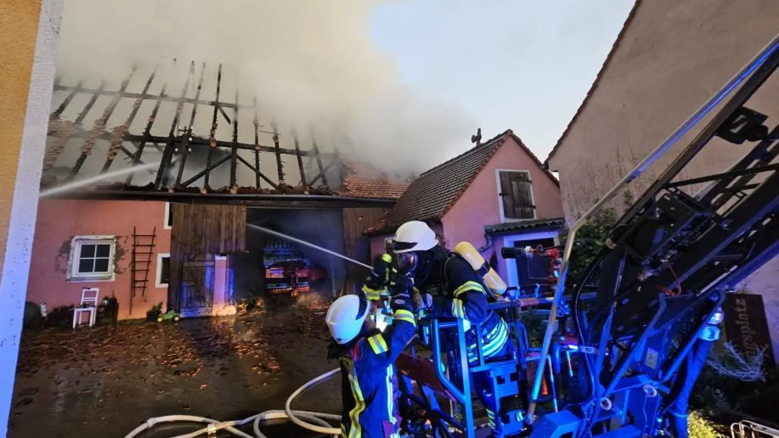 In Aurach-Weinberg ist ein landwirtschaftliches Anwesen in Brand geraten.  (Foto: Wolfgang Grebenhof)