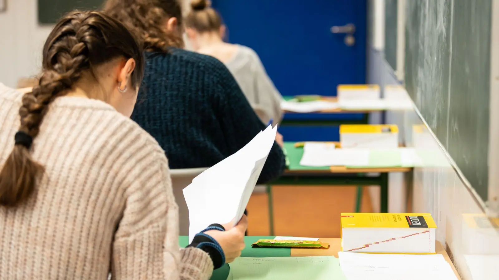 Prüfungen sind stressig, aber aus den Schulen kaum wegzudenken. Was tun? (Symbolbild) (Foto: Silas Stein/dpa)
