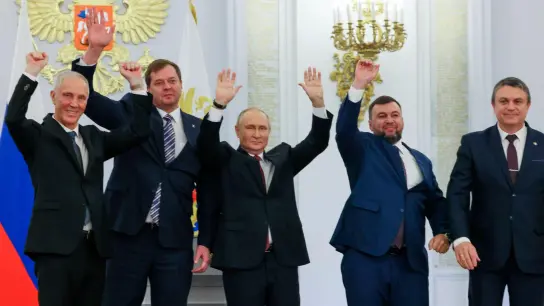 Das von der staatlichen russischen Nachrichtenagentur Sputnik via AP veröffentlichte Bild zeigt den russischen Präsidenten Putin inmitten der von Moskau ernannten Leiter der „annektierten“ Regionen. (Foto: Mikhail Metzel/Pool Sputnik Kremlin/AP/dpa)