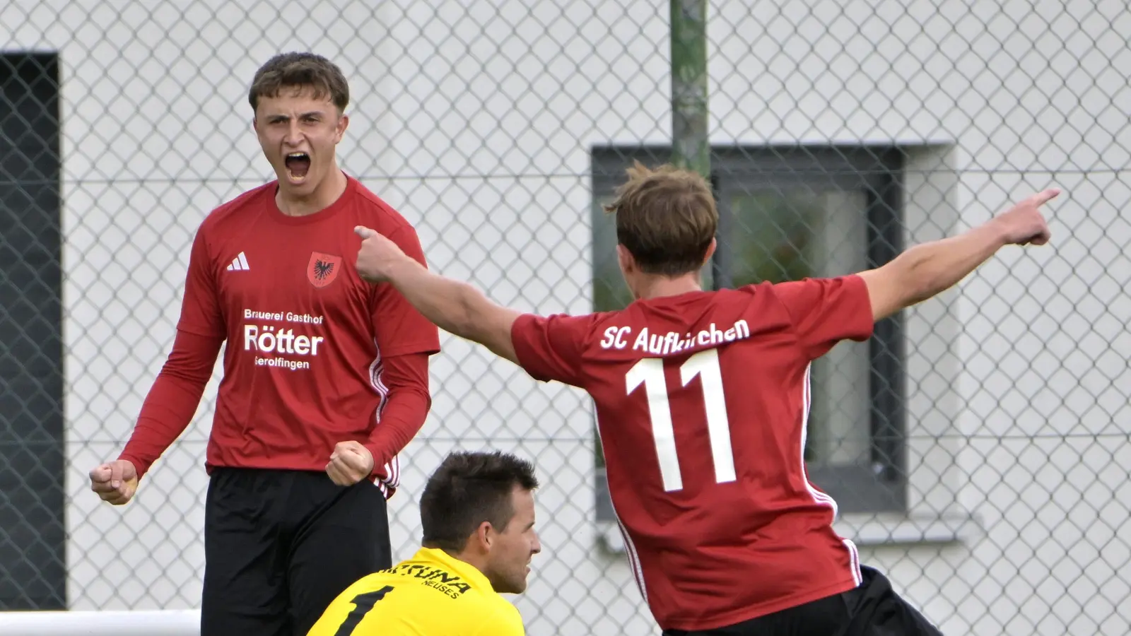 Jubel beim SC Aufkirchen: Oscar Ladenburger (links, hier in einem Ligaspiel) sorgte für den verdienten Ausgleich gegen Baiersdorf. (Foto: Martin Rügner)