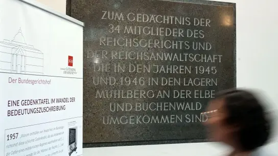 Im Palais des Bundesgerichtshof hängt die umstrittene Gedenktafel, mit der an NS-Juristen erinnert wird, die nach dem Zweiten Weltkrieg im Gefangenenlager starben. (Foto: Uli Deck/dpa)