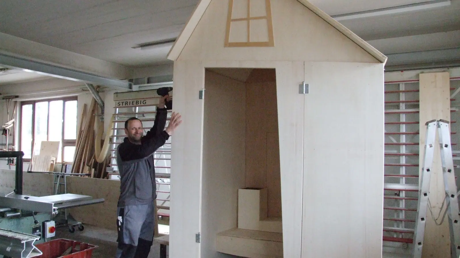 Das Haus der kleinen Hexe: Derzeit arbeitet Bauhofmitarbeiter Rainer Geymann am zentralen Bühnenbild-Element des diesjährigen Kinderstücks der Feuchtwanger Kreuzgangspiele. Zusammen mit seinem Kollegen Helmut Früh fertigt er die Kulissen an. (Foto: Jasmin Kiendl)