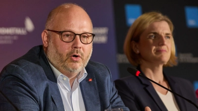 Bezirksleiter Friedrich, hier neben Lürssen-Managerin Lena Ströbele, will Sicherheit für die Beschäftigten der NVL-Werften. (Archivbild)  (Foto: Georg Wendt/dpa)