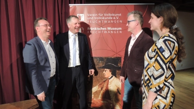 Beim Festakt zum 120-jährigen Bestehen des Vereins für Volkskunst und Volkskunde Feuchtwangen (von links): Stellvertretender Vorsitzender Herbert Lindörfer, Geschäftsführer Dr. Rudolf Neumaier vom Bayerischen Landesverein für Heimatpflege, Vorsitzender Patrick Ruh und Museumsleiterin Dr. Uta Karrer. (Foto: Peter Zumach)