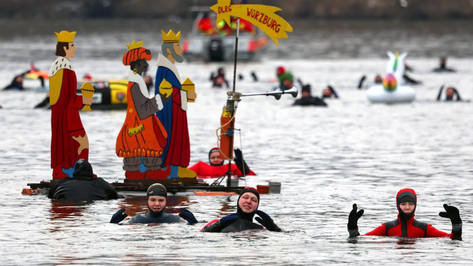 Teilnehmer des 40. Drei-König-Schwimmens treiben im Wasser des Mains. (Foto: Karl-Josef Hildenbrand/dpa)