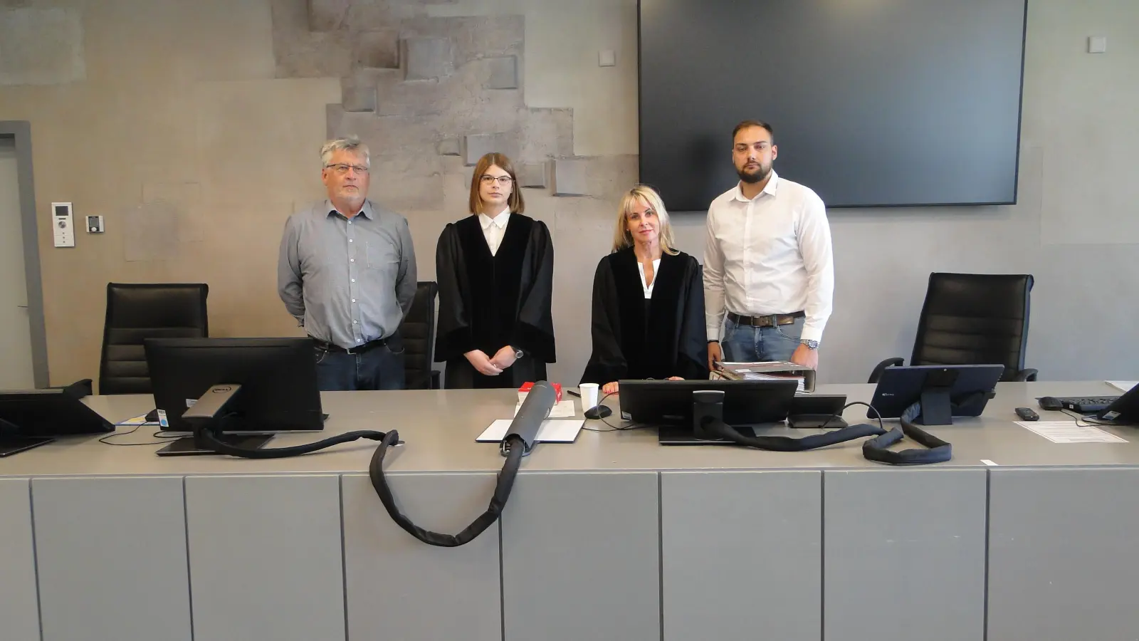 Die Richterinnen Elke Beyer (2. von rechts) und Anna Flor (2. von links) mit den beiden Schöffen. Gegen ihr Urteil wurde von der Verteidigung Revision eingelegt. (Foto: Winfried Vennemann)