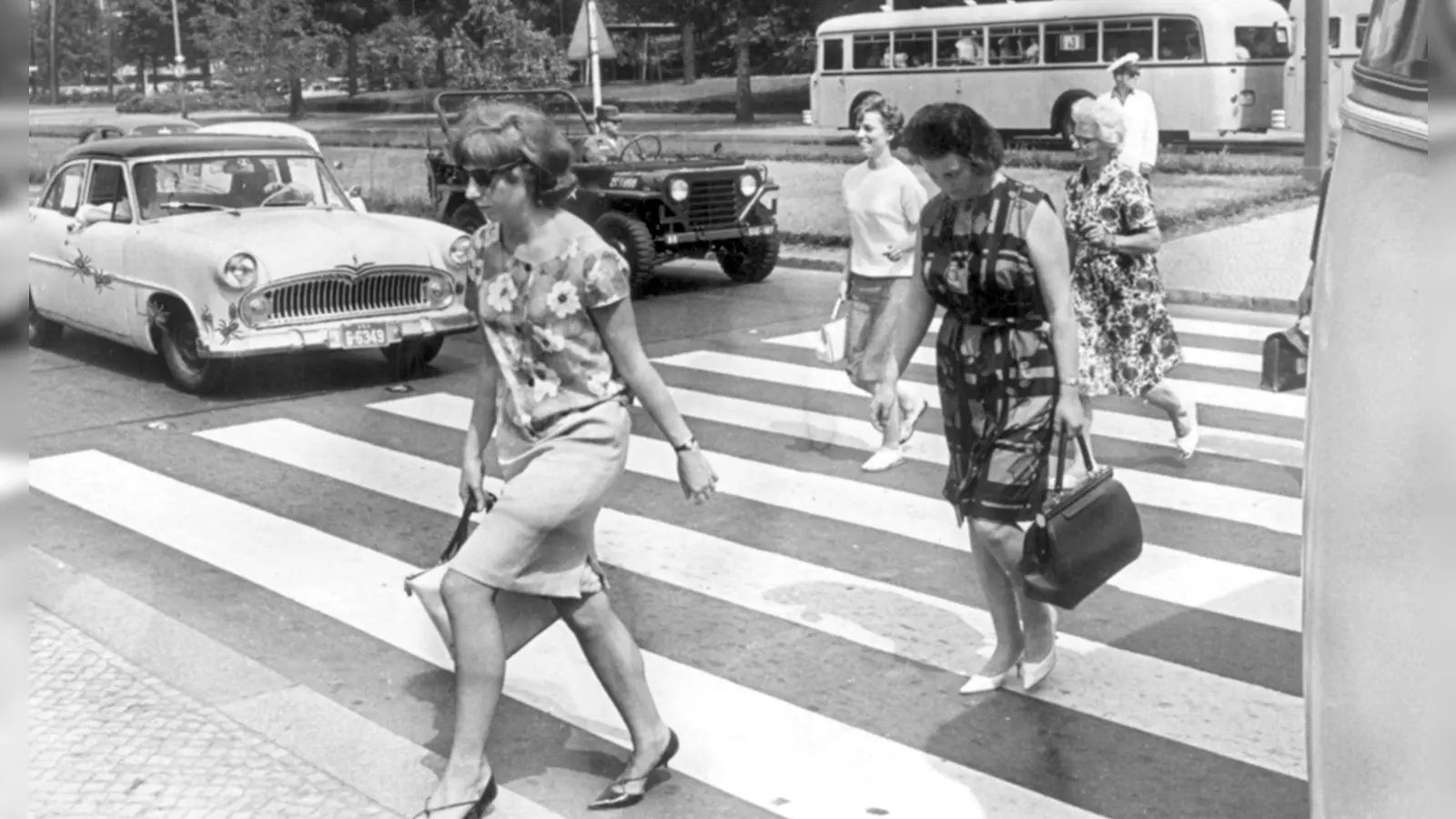 Fußgänger überqueren in der Berliner Innenstadt im Juni 1964 einen Zebrastreifen. (Archivfoto) (Foto: Konrad Giehr/dpa)