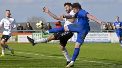 Im Spitzenspiel zwischen Schillingsfürst und Weigenheim (in Blau) gab es keine Tore. Hier versucht Jannis Roll, Weigenheims Paul Rieder am Torschuss zu hindern. (Foto: Martin Rügner)
