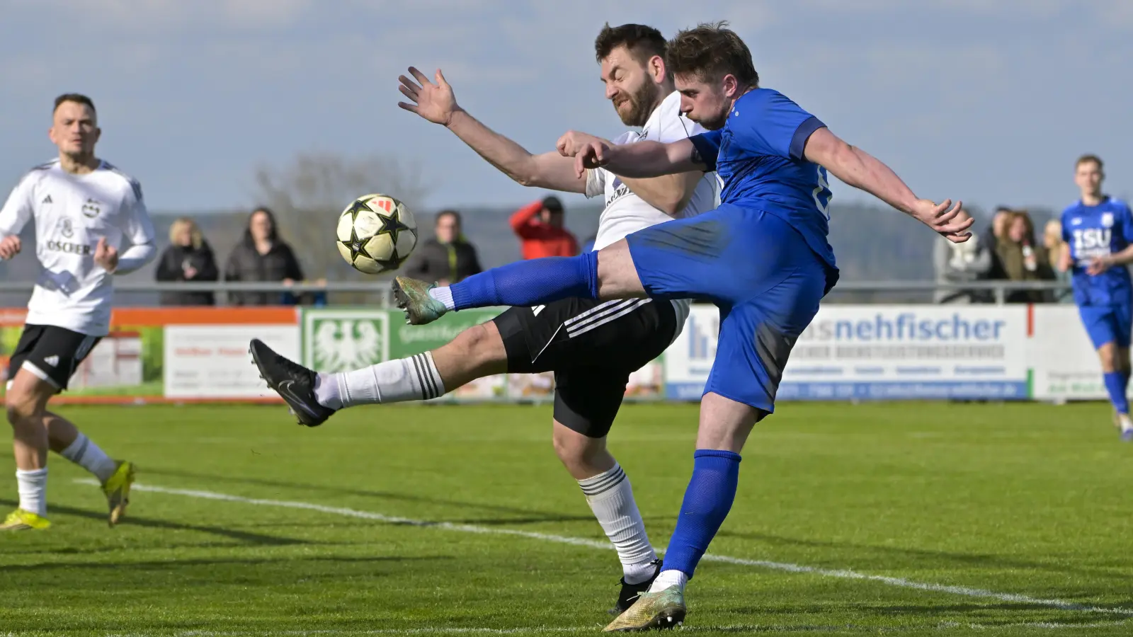 Im Spitzenspiel zwischen Schillingsfürst und Weigenheim (in Blau) gab es keine Tore. Hier versucht Jannis Roll, Weigenheims Paul Rieder am Torschuss zu hindern. (Foto: Martin Rügner)