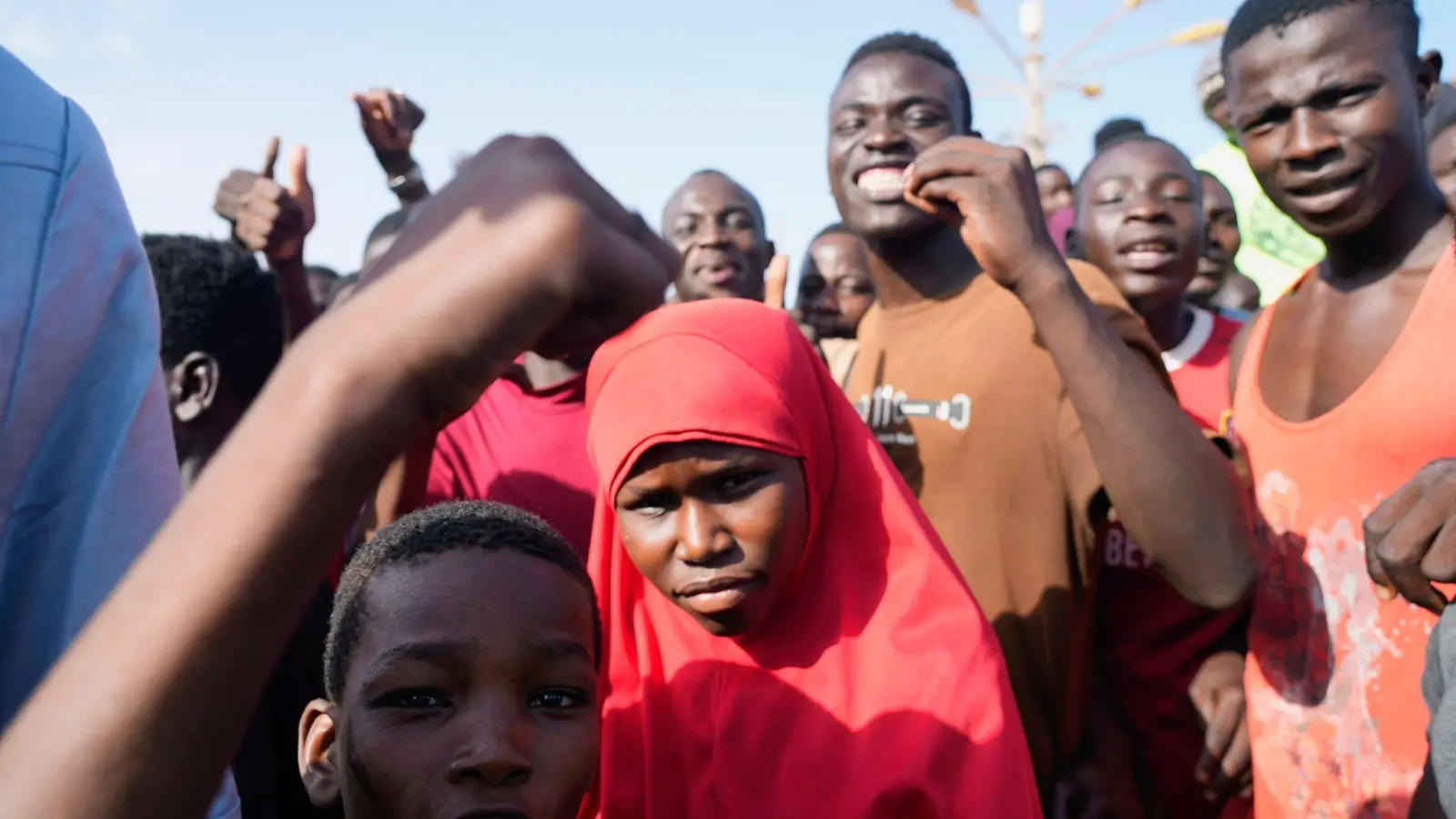 Junge Menschen im Niger. Der französische Präsident Emmanuel Macron besteht darauf, dass auch nach dem Putsch trotz eines gestellten Ultimatums Frankreichs Botschafter im Land bleiben soll. (Foto: Sam Mednick/AP/dpa)