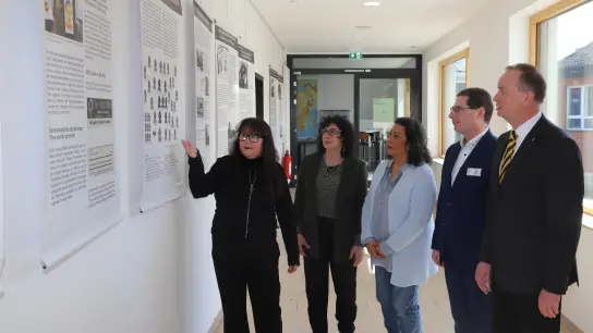 Birgit Mair zeigte die Ausstellung Iryna Savchenko, Villy Wiegel, Dietmar Gaffron und Oberbürgermeister Thomas Deffner (von links). (Foto: Oliver Herbst)