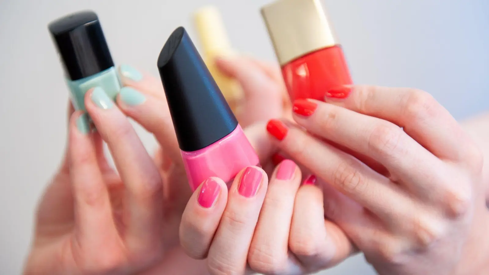 Um Nagellack umweltfreundlich zu entsorgen, sollten flüssige Reste als Sondermüll bei einer Schadstoffsammelstelle oder auf dem Wertstoffhof abgegeben werden. (Foto: Mascha Brichta/dpa-tmn)