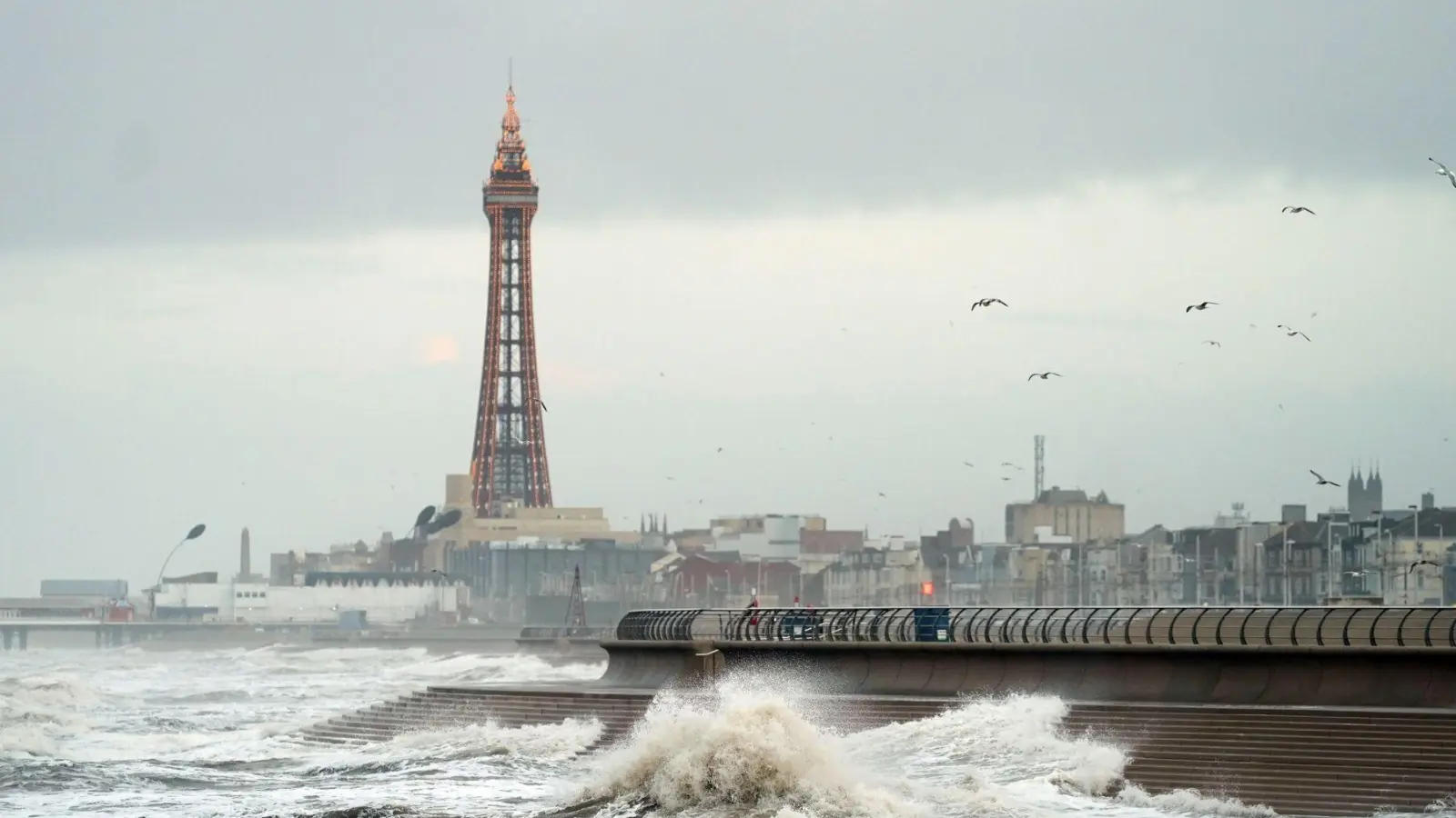 Hohe Wellen in Blackpool. (Foto: Danny Lawson/PA Wire/dpa)