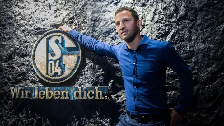 Ex-Schalke-Trainer Domenico Tedesco traut dem Club den Klassenerhalt zu. (Foto: Bernd Thissen/dpa)