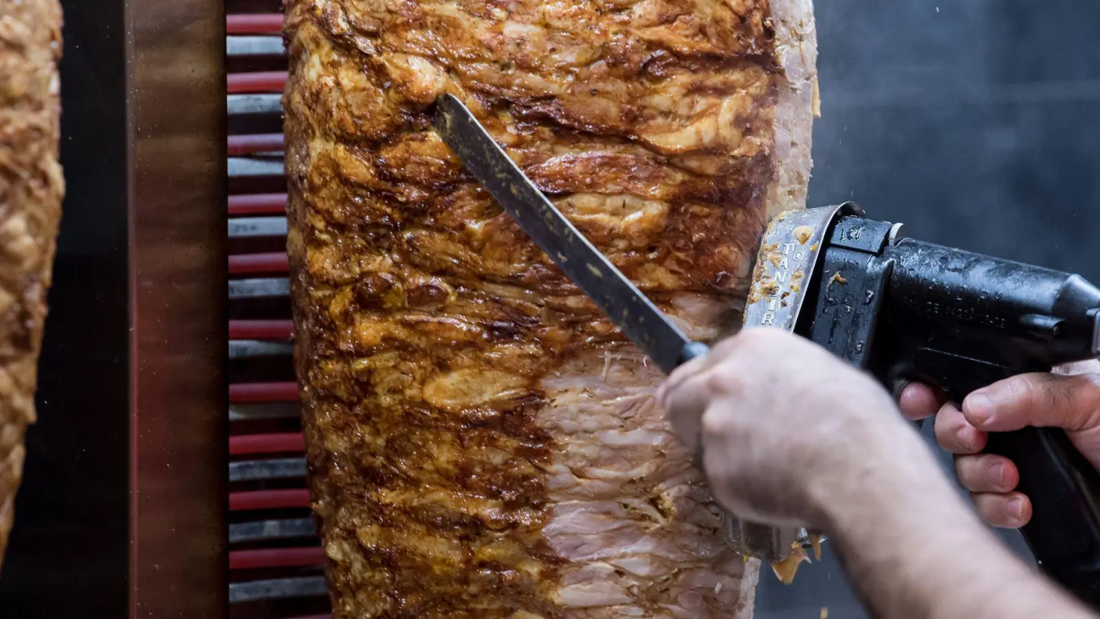 Eigentlich sollten die Spieße gegrillt werden - nach dem Unfall landeten sie auf der Autobahn. (Symbolbild) (Foto: Sven Hoppe/dpa)