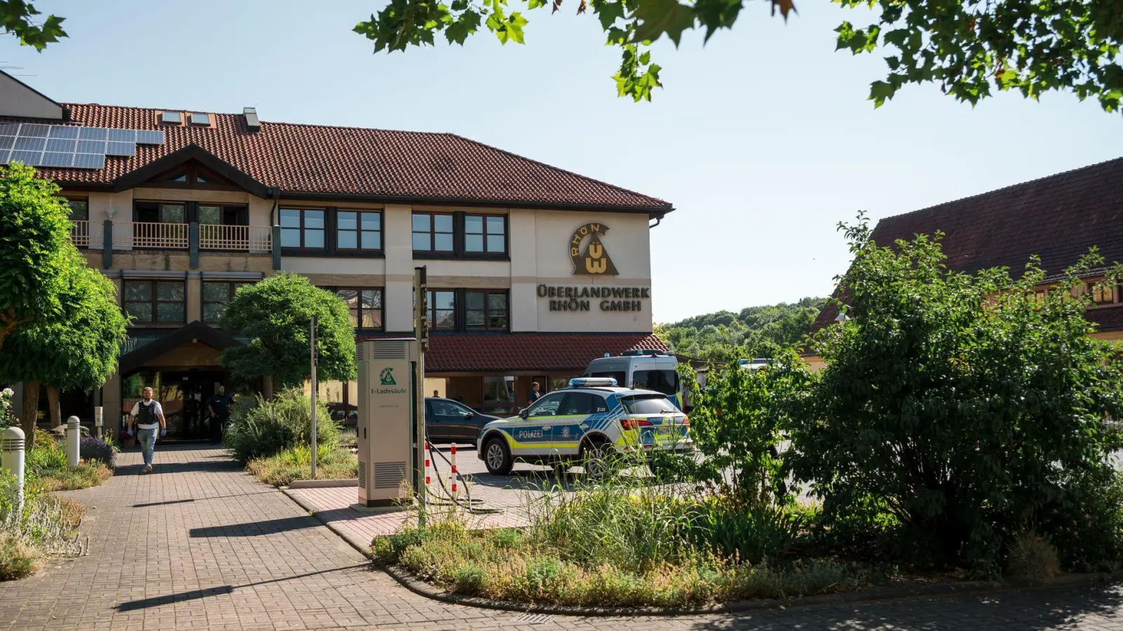 Nach dem Angriff in der Firma sind noch viele Fragen offen. (Foto: Daniel Vogl/dpa)