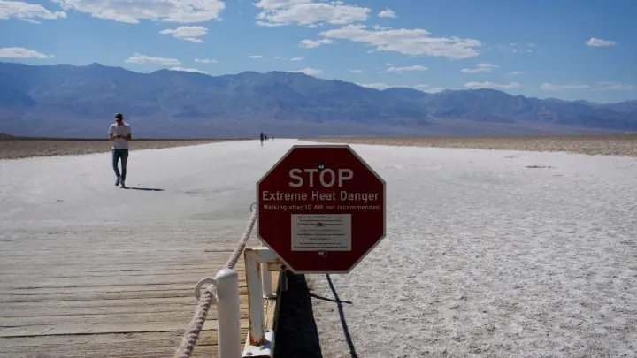 Ein Schild warnt im kalifornischen Death Valley vor extremer Hitze (Foto: John Locher/AP/dpa)